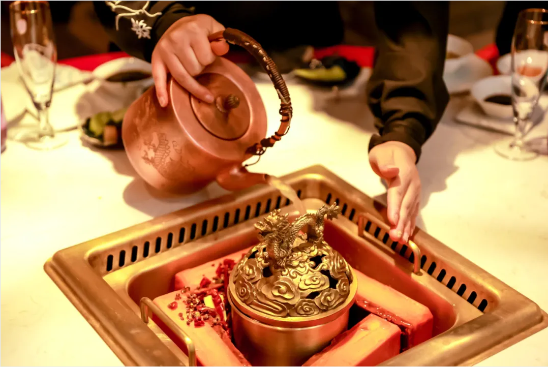 暖锅“新物种”强势崛起！！“发酵锅底”正在升级暖锅赛道